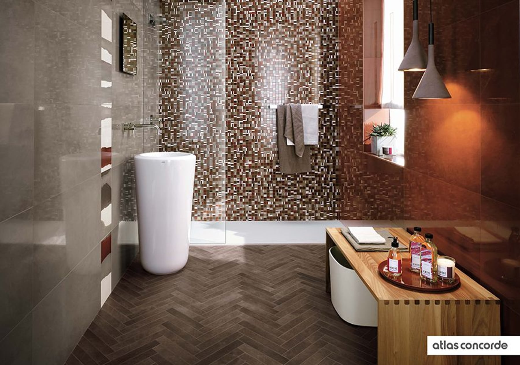 Barrierefreies Badezimmer mit Mosaikfliesen und freistehender Badewanne