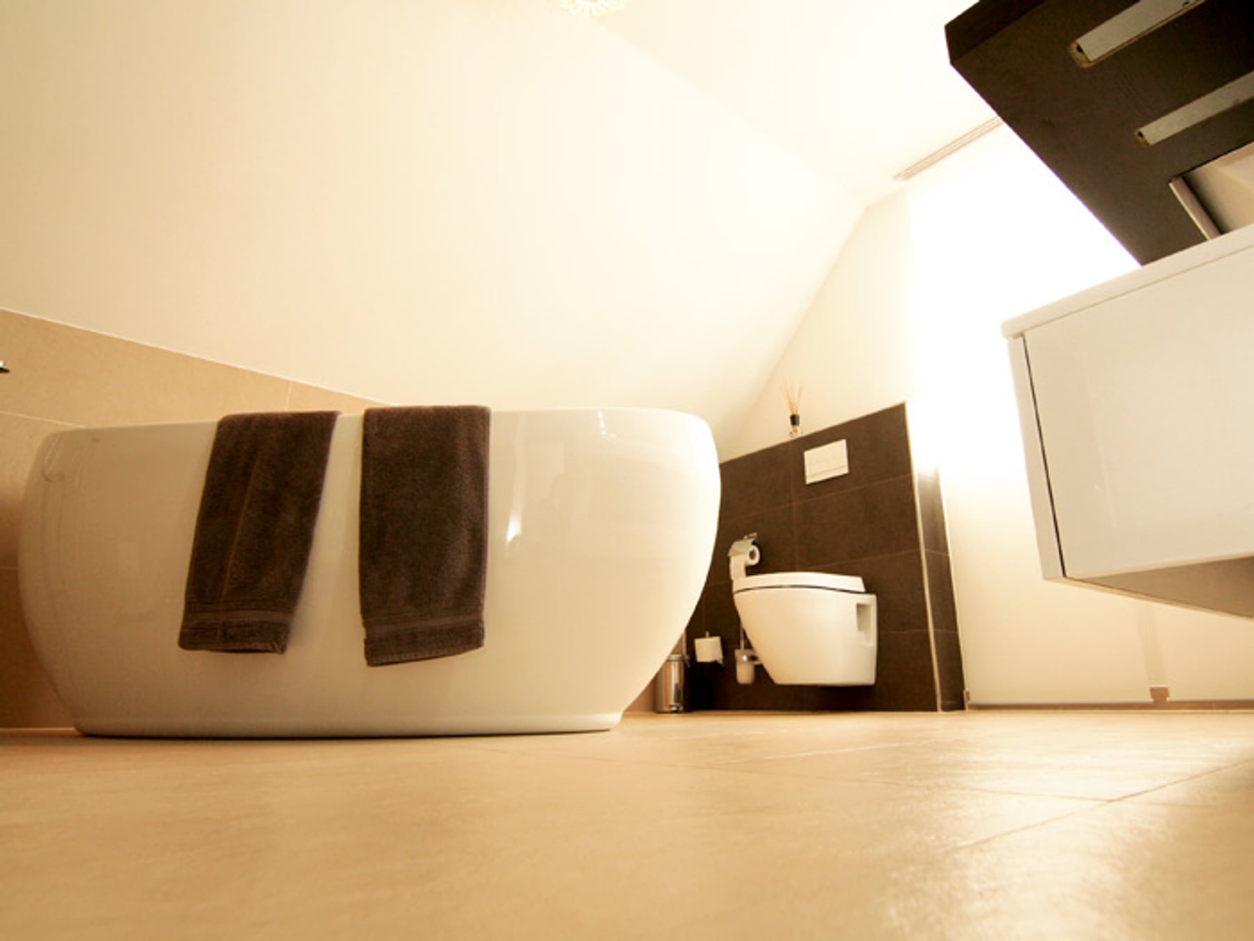 Minimalistisches Badezimmer mit moderner Badewanne