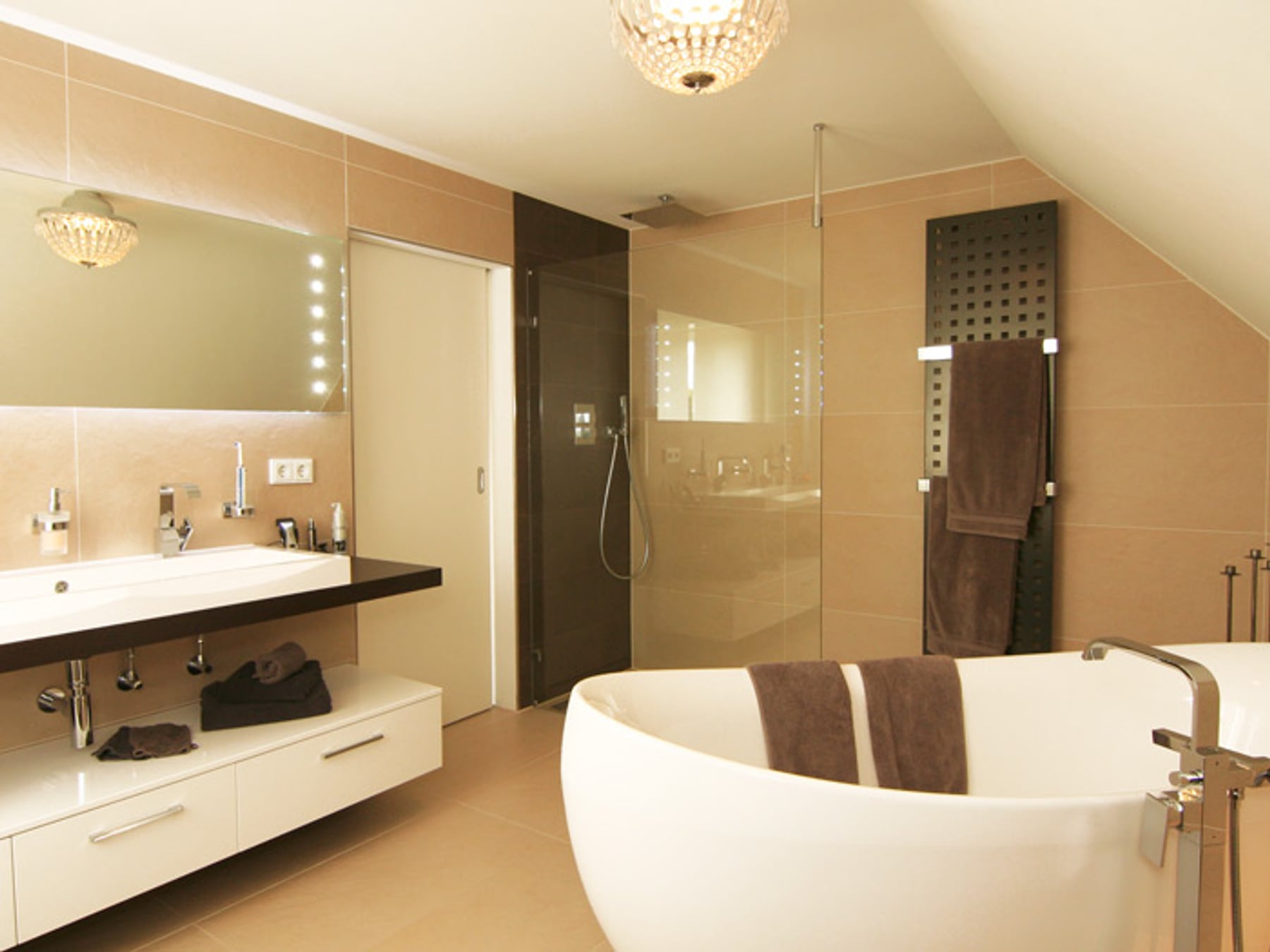 Elegantes Badezimmer mit freistehender Badewanne und Kronleuchter